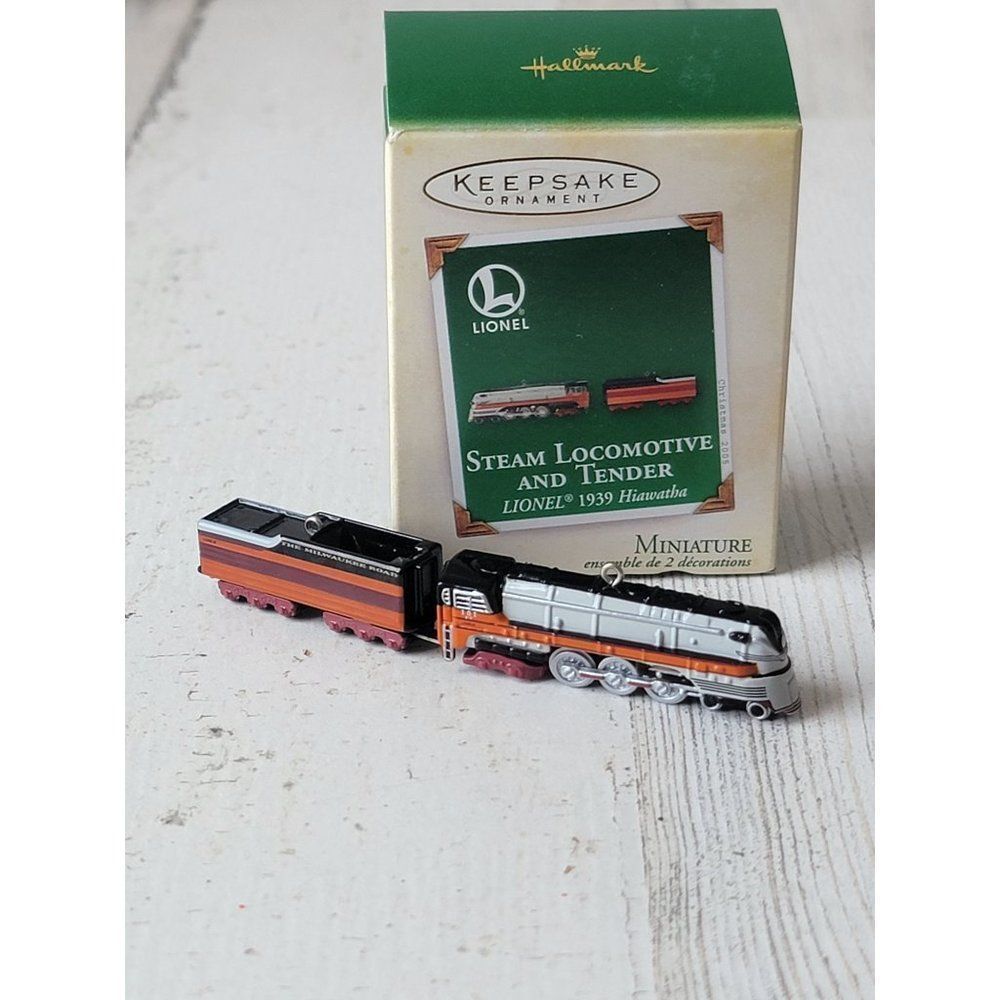 Hallmark steam locomotive and tender lionel 1939 hiawatha mini 2005 ornament Xma